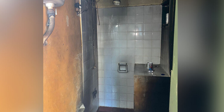 LA ESCENA. Según habría declarado el hombre la mujer se roció con nafta en el baño tras una discusión.