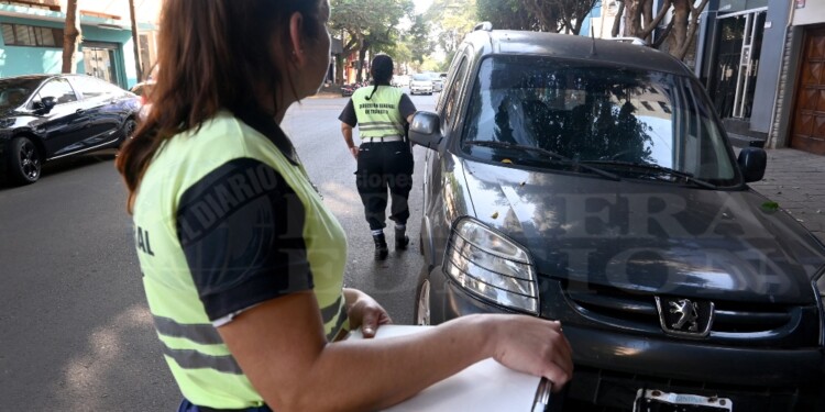 REALIDAD. El valor del SEM quedó muy lejos de las tarifas de los estacionamientos privados por hora.