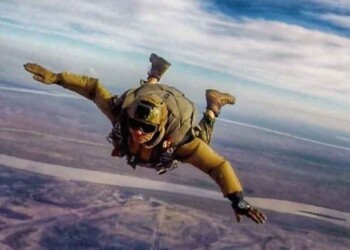 Murió un capitán de la Fuerza Aérea en un entrenamiento de paracaidismo: se enredó con un compañero y se soltó para salvarlo