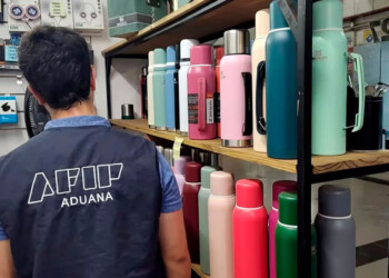 Recomiendan chequear los termos de acero y no reutilizar botellas plásticas
