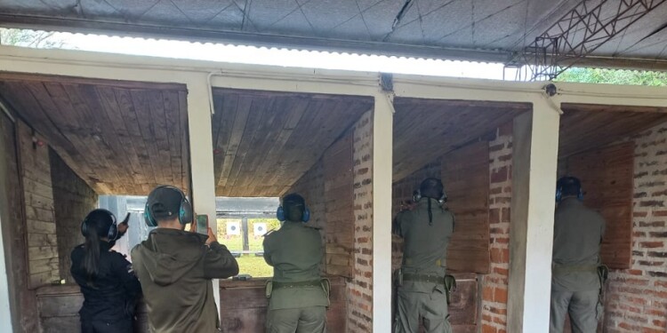 AL BLANCO. Los protagonistas, en plena competencia, el finde en el polígono.