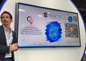 Hace trucos de magia para tener mejor llegada a los pacientes