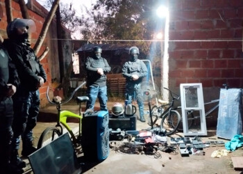 Allanan dos viviendas y detienen a presunto líder de una banda criminal en Posadas