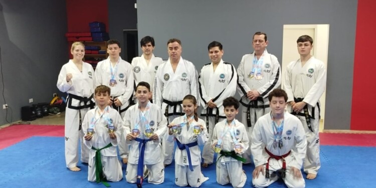 ORGULLO. Los taekwondistas posadeños posaron junto a sus medallas.