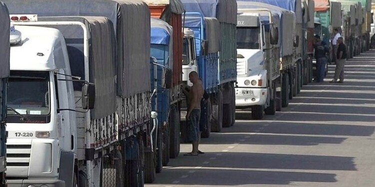 TIPO DE CAMBIO. Incentiva la circulación de camiones por la diferencia de precios de diversos productos.