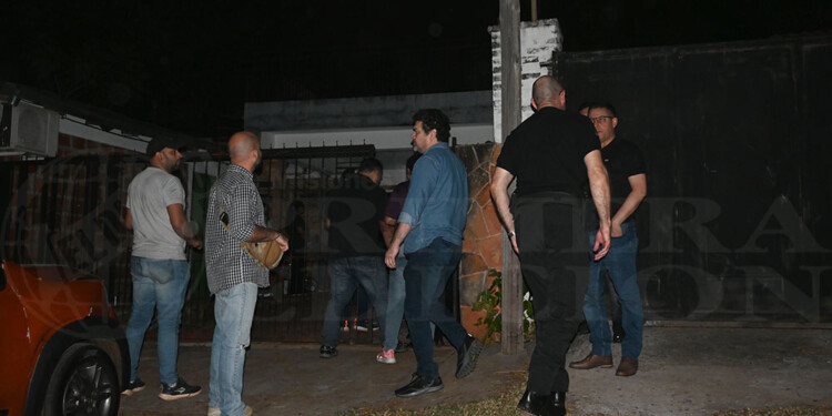 INVESTIGACIÓN. El juez de Instrucción 1 Marcelo Cardozo y su equipo de trabajo el día que detuvieron al agente.