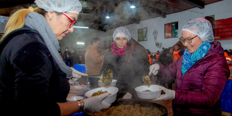 CENA CALIENTE. El Club Huracán contó con la colaboración de locales gastronómicos de la ciudad y voluntarios solidarios a la hora de preparar las cenas y los desayunos para los asistentes.