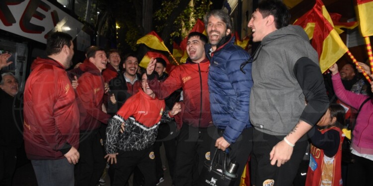 CON TODO. Los jugadores fueron despedidos por los hinchas con un banderazo.