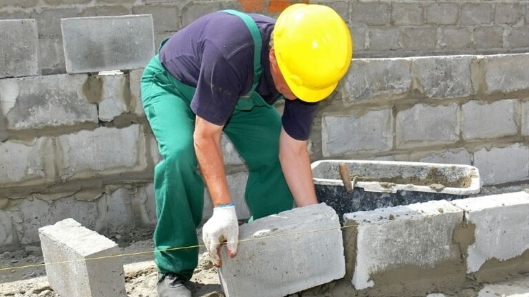 Cuánto cobra un albañil en julio de 2024: tarifa por día y por hora