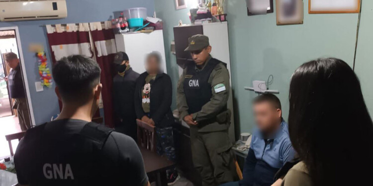 IMPLICADOS. Por la causa que aún se investiga permanecen detenidos un hombre y la madre de los 5 menores.