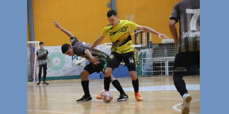 DIFERENCIAS. El Colectivero eliminó en las semifinales a Metegol de Roca.