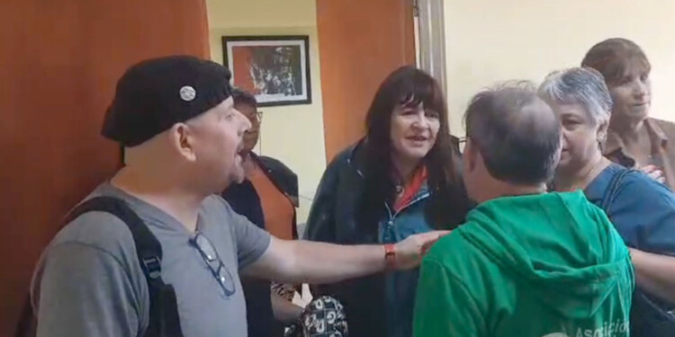 TENSIONES. En el ingreso a Salud Pública hubo una fuerte discusión entre “Koki” (de espalda) con López, de frente.