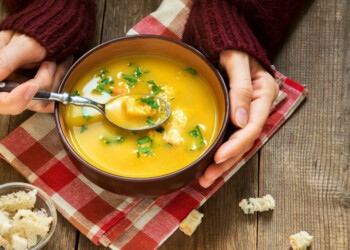 Llegó el invierno y recomiendan llevar una alimentación equilibrada y evitar excesos