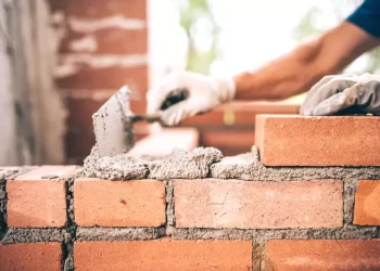 Qué consejos tener en cuenta antes de contratar un albañil