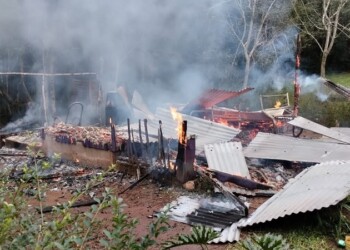 Mártires: una casa de madera fue totalmente consumida por las llamas