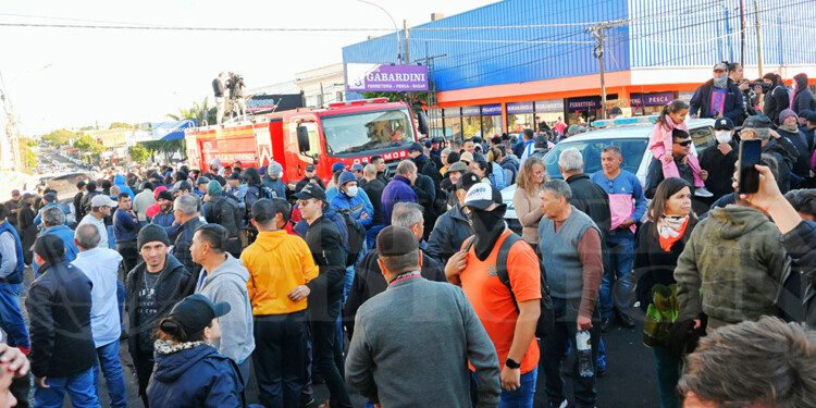 EMBLEMÁTICA. El vehículo de Bomberos Centro estacionado frente al Comando y rodeado de manifestantes.