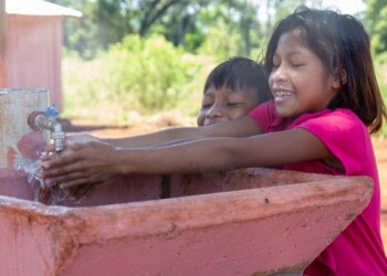 La aldea mbya guaraní de Azul ya tiene energía eléctrica y agua segura, tras 30 años de espera