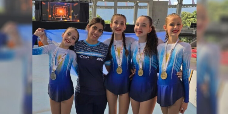 CON LA PROFE Y LAS MEDALLAS. Las patinadoras misioneras, en Colombia.