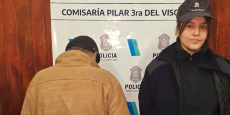 EN PLENA FUGA. Así lo capturó la policía, mientras caminaba por unas calles cercanas al centro de Del Viso.