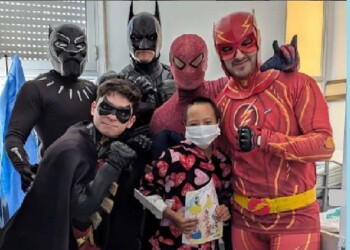Se viste de Flash, es misionero y lleva “superpoderes sanadores” a hospitales de niños en Córdoba