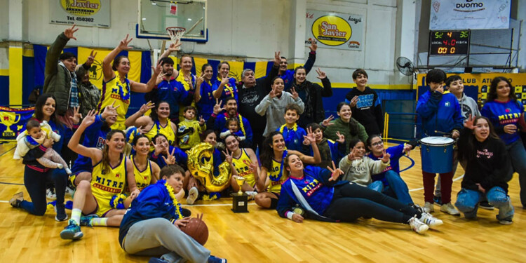 FESTEJO. Las chicas de Mitre celebraron ante su público tras una nueva consagración. Fue la tercera en un año y medio. (Gentileza N.Olivera/@perpetuophoto).