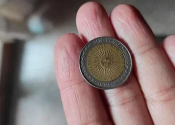Ofrecen hasta 1 millón de pesos por una moneda de $1: cómo reconocerla
