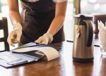 Las propinas siguen siendo voluntarias pero se podrían pagar con medios electrónicos