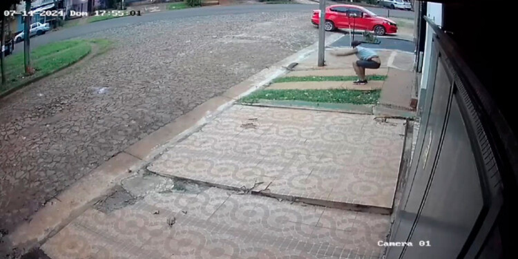 Ladrón que acaba de saltar del techo de una vivienda a la vereda, a plena luz del día. (Imágenes Gentileza: vecinos)