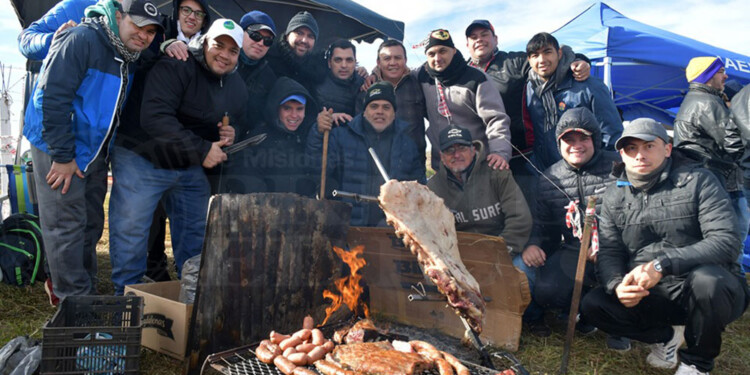 UN CLÁSICO. El tradicional asado del domingo, en cada autódromo del país donde se presenta el TC. Los “fierreros” tienen todo listo para la gran fiesta. (Fotos gentileza A.Smialkowski).