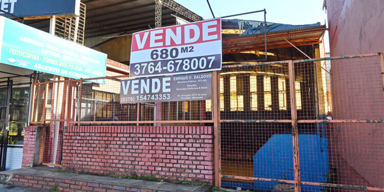 OFERTAS. Tanto los que venden como los que compran están atentos a las fluctuaciones del billete norteamericano.