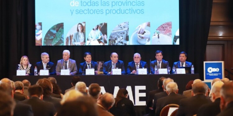 MÁS RECAUDACIÓN. Francos aseguró a los empresarios que la normativa generará una base más fuerte de recaudación y le permitirá tener una macroeconomía más estable.