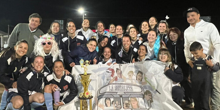 FESTEJOS. El equipo del CAPRI celebró la victoria conseguida en Corrientes.