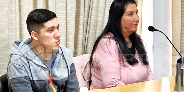 ADMITIÓ SU CULPABILIDAD. El imputado junto a su abogada, Epifanía Bernal.