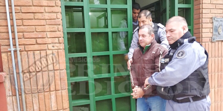 RETORNO A CANDELARIA. José Alberto Mrakava (52) esposado y escoltado por agentes penitenciarios federales es retirado a cumplir el veredicto del TOF de Posadas.