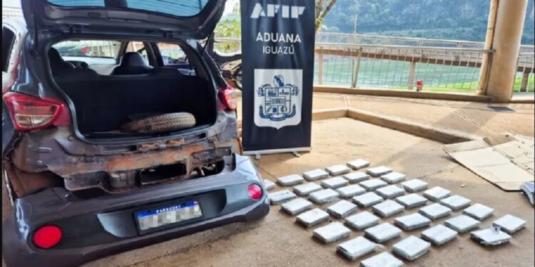 FUERA DE CIRCULACIÓN. El millonario cargamento significa un nuevo y duro golpe a los narcos de la región.