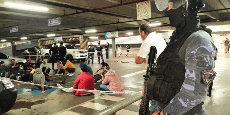 SORPRENDIDOS. A metros de la sucursal de la firma Western Union fueron interceptados los “depositantes” con mochilas repletas de pesos argentinos.