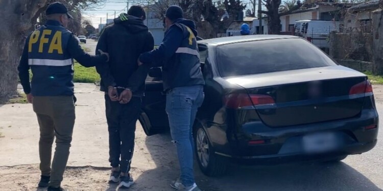 AL CALABOZO. El sospechoso momentos después de ser ubicado en una zona considerada peligrosa por la policía.