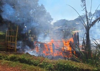 Devastador incendio destruyó una vivienda y dejó con lo puesto a una familia de Oberá