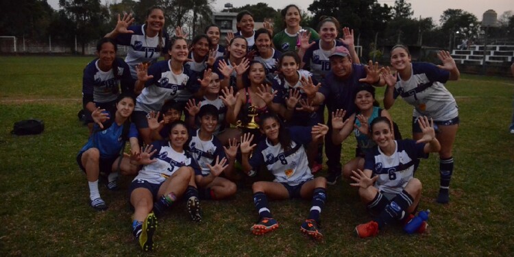 SE PUSIERON LA 10. Las Decanas consiguieron su décimo título de Liga.