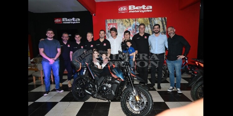 AUTORIDADES. Los primos Silveira junto a representantes de Betamotor Argentina, durante la inauguración.
