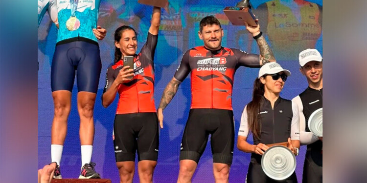 EN EL PODIO. Agustina y Nicolás, con sus trofeos tras la carrera en Tucumán.