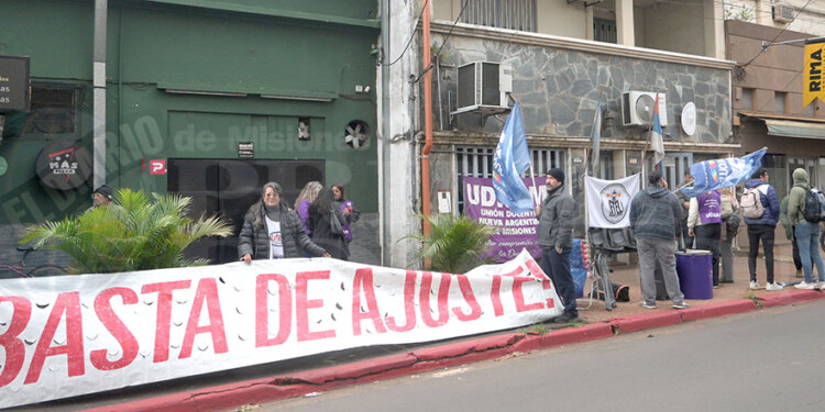 ALERTA. Docentes se convocaron desde temprano frente al Juzgado de Instrucción 6.