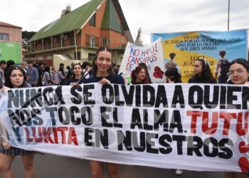 Estudiantes posadeños rindieron su homenaje a Juan Cruz y Luca en la costanera
