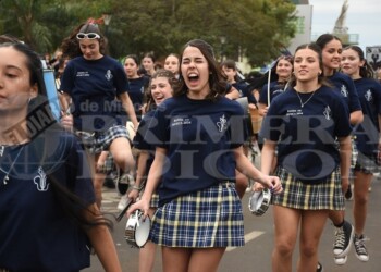 Estudiantes posadeños rindieron su homenaje a Juan Cruz y Luca en la costanera