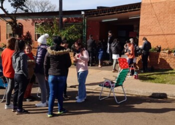 Padres de la 122 esperan respuestas o volverán a tomar a la escuela