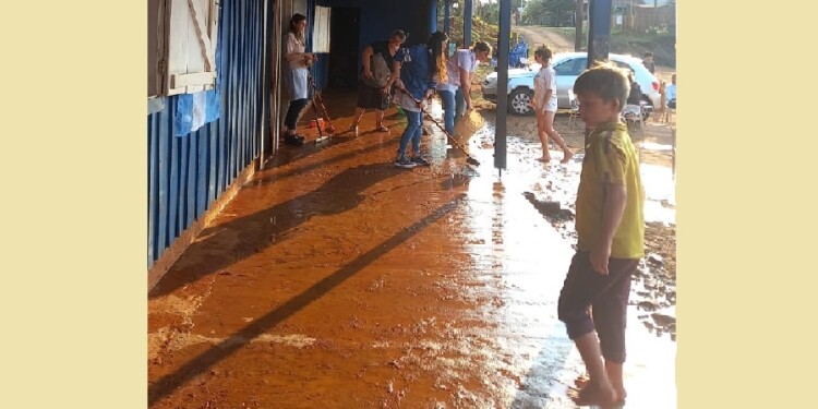 A PULMÓN. Tanto la limpieza como la construcción de la escuela recaen sobre los docentes y los padres.