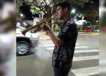 Ezequiel viaja por todo el país en bicicleta y alegra con su música a los automovilistas