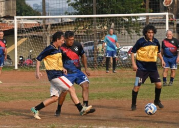 Los exjugadores de Palomas del Espíritu Santo disfrutaron de una tarde de fútbol solidario