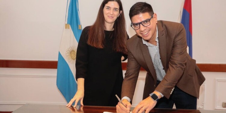 FIRMA. La funcionaria Yanina Lembo y el ministro provincial, Fernando Meza, sellaron el acuerdo en Buenos Aires.