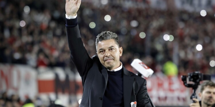 SALUDO A LA GENTE. Los hinchas de River llenaron el Monumental Más para darle la bienvenida al “nuevo” entrenador./ Foto Baires